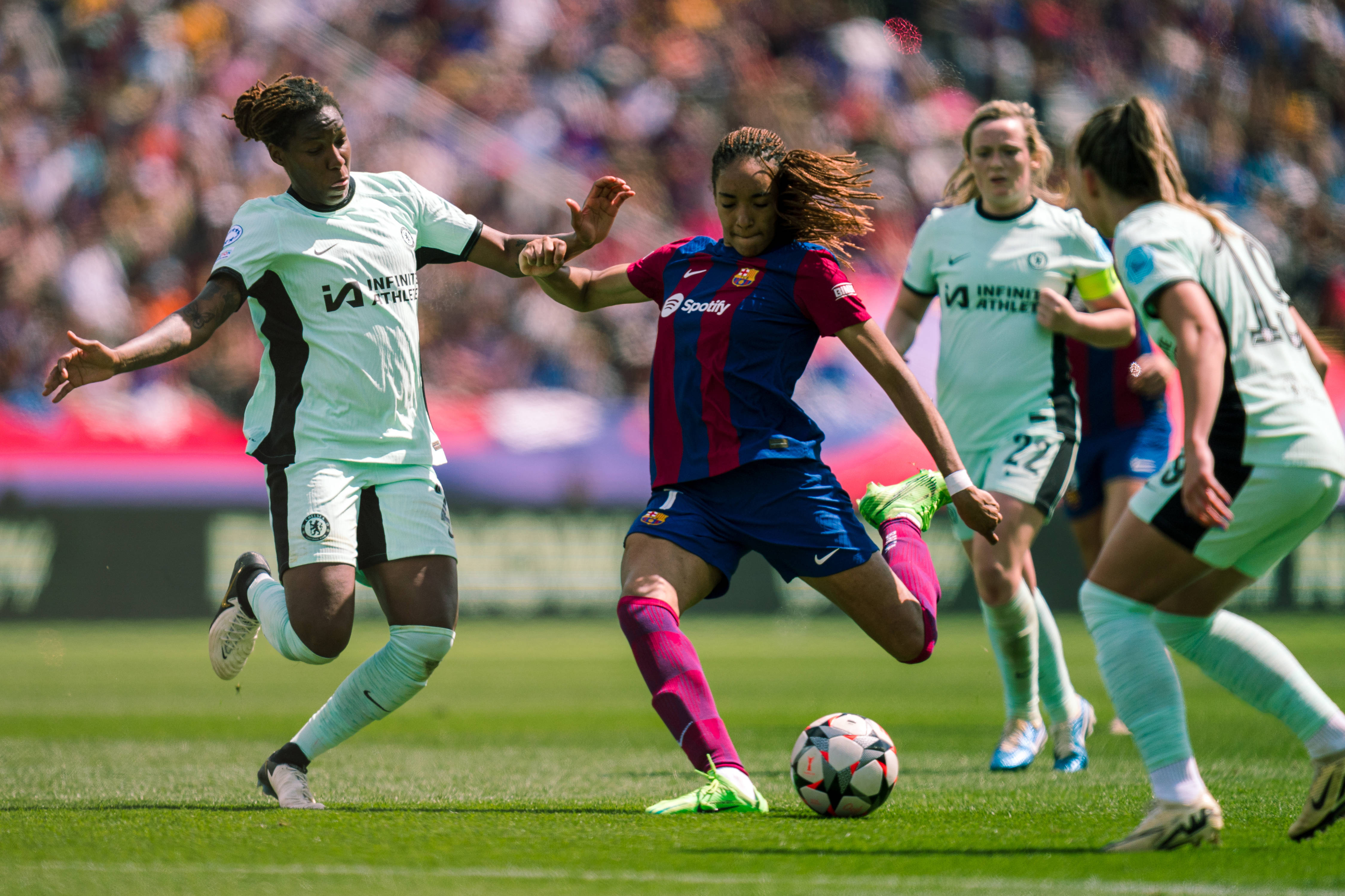 开云体育入口-包含足球比赛中，女子球队展现团队合作力的词条