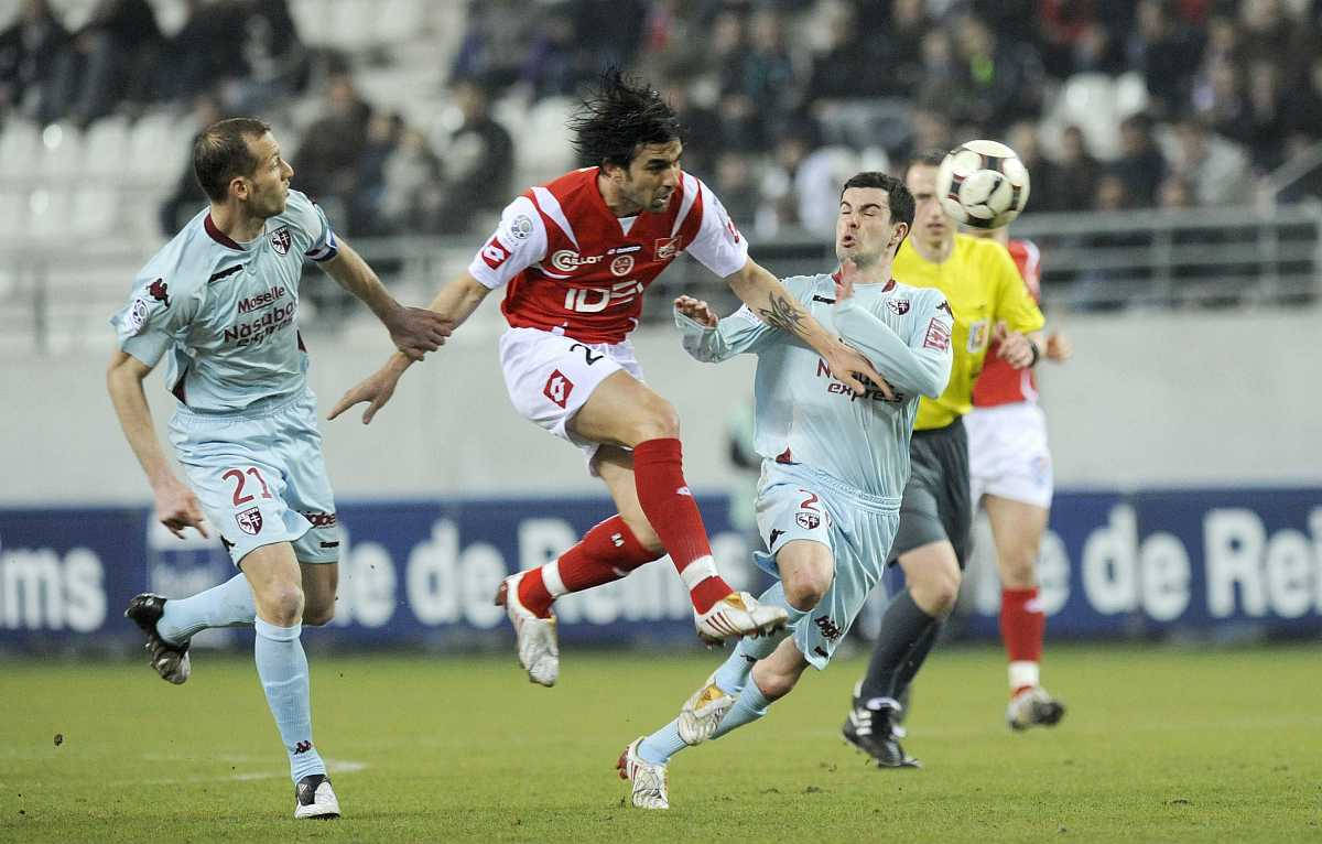 亚眠队后防线失守，遭遇连败的尴尬的简单介绍