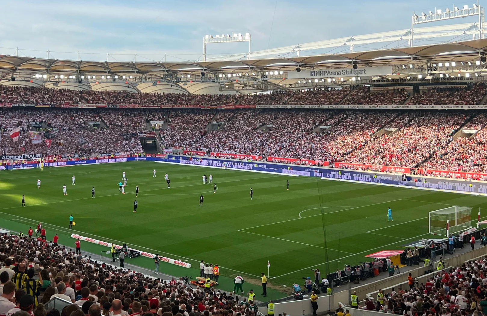 包含斯图加特球队主场战胜对手，保级希望重燃的词条