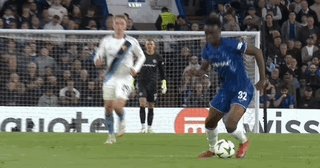 弹无虚发!球员射门如箭,一击得手 弹无虚发!球员射门如箭,一击得手