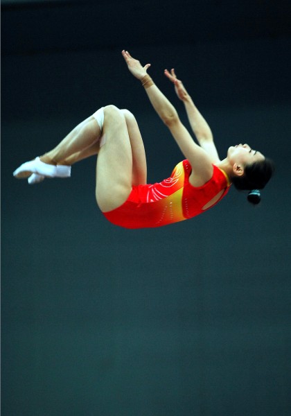 开云APP-蹦床比赛中实力选手一跃而起，轻松摘金