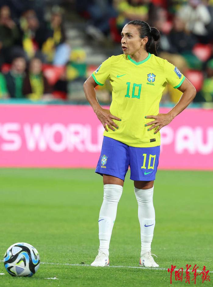 开云体育入口-关于巴西女足队员技高一筹，稳操胜券的信息