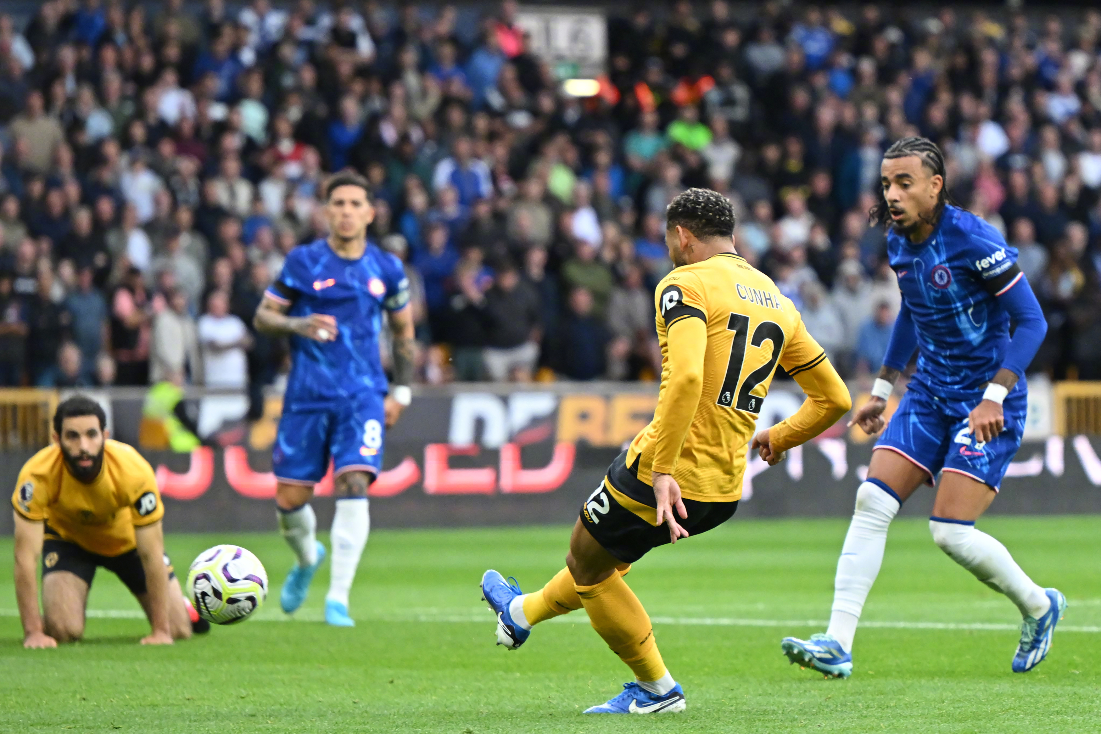 开云体育app-包含当值主裁错判引争议，英超比赛成焦点的词条