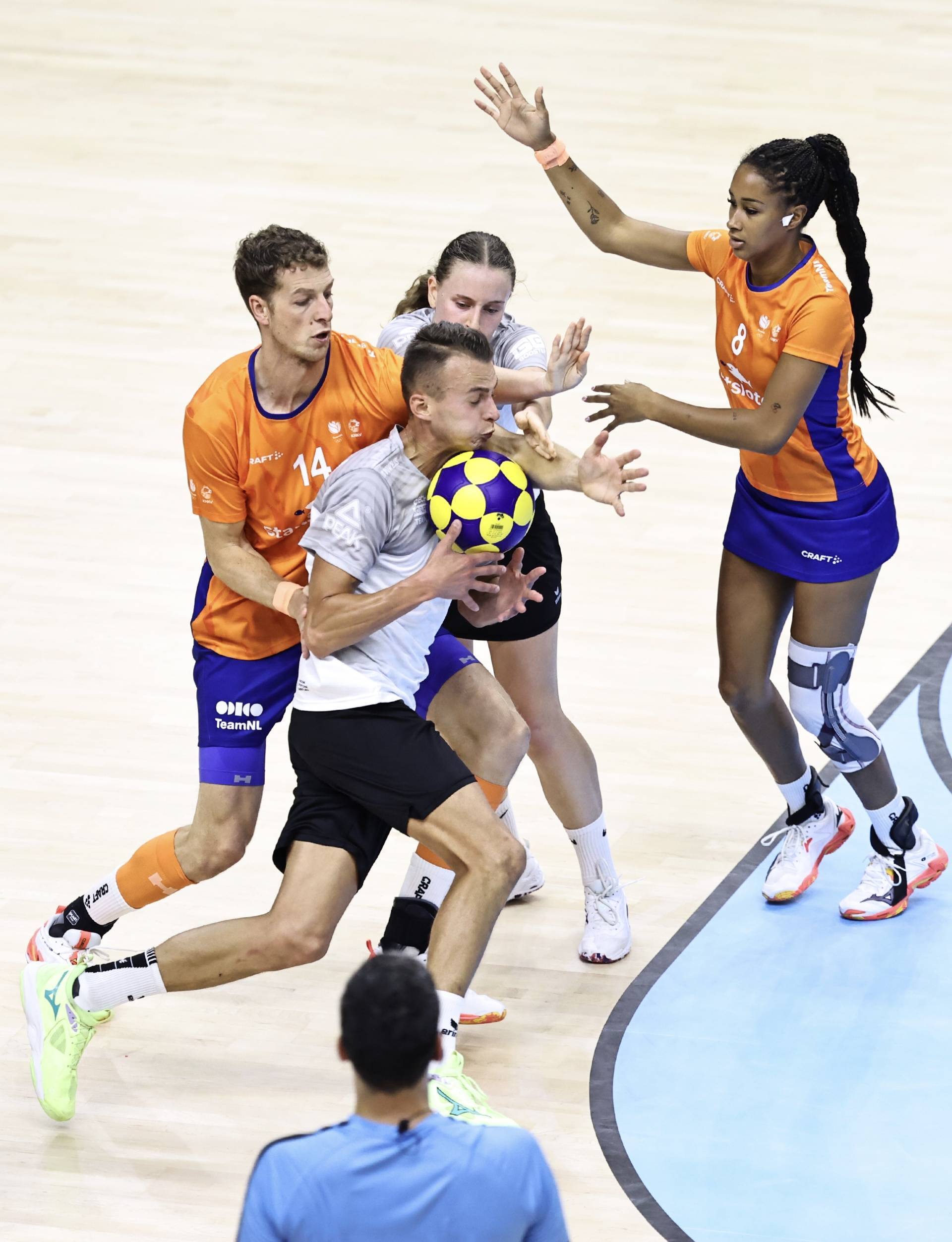 荷兰与捷克交锋，胜者将晋级的简单介绍