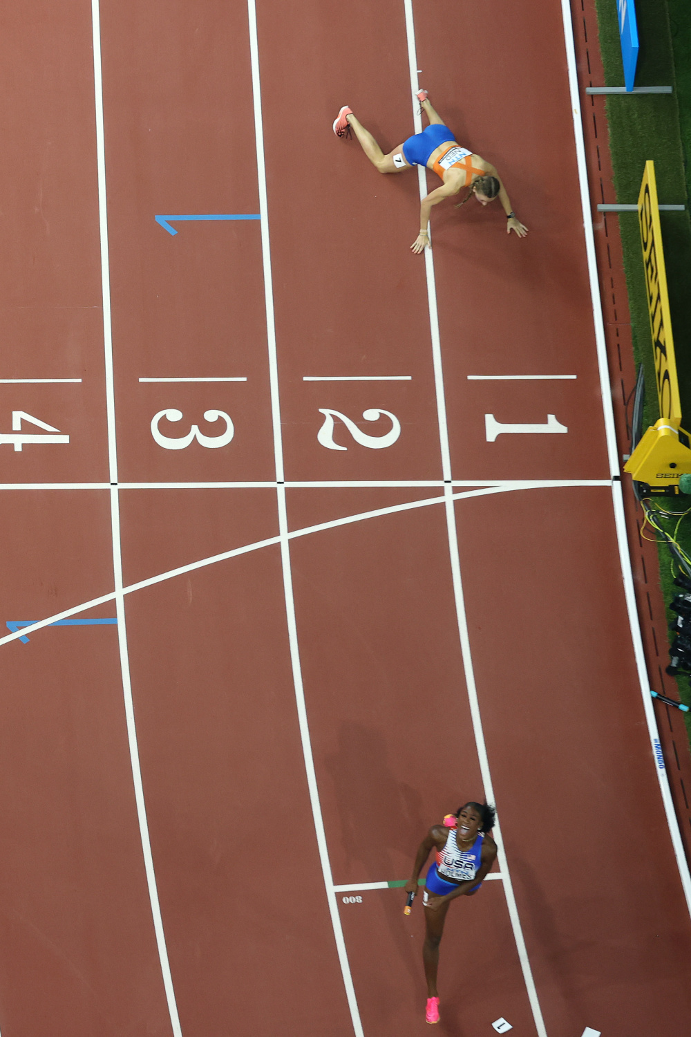 开云体育在线-美国队以惊人优势获得田径接力冠军