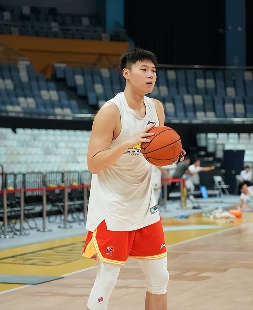 -篮球赛的精彩瞬间让人目不转睛的简单介绍