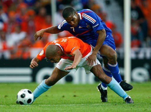 包含意大利和荷兰在场上激烈拼抢的词条