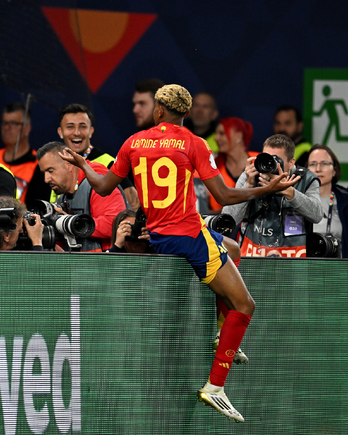 开云体育官网-欧国联赛一役定胜负，悬念重重