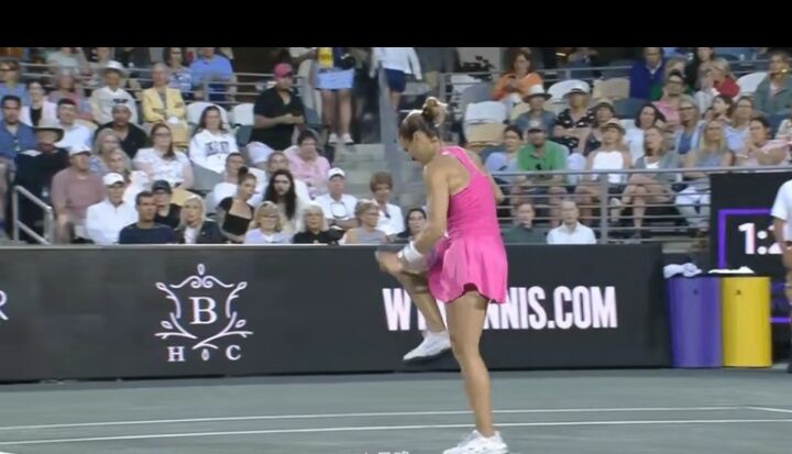 希腊女足球员抢射得手，领先对手