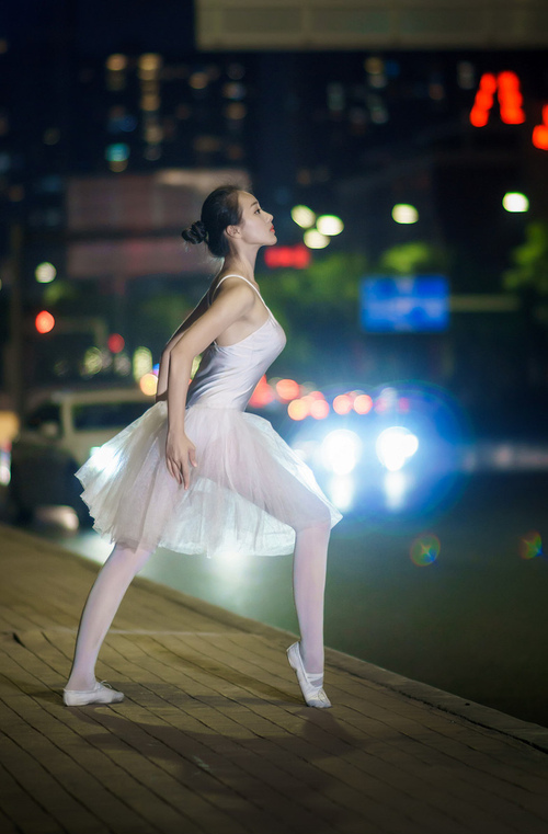 鏖战洛杉矶,当布克在巨星光环下成为关键先生